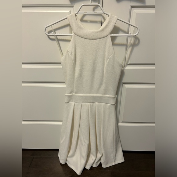 BNWT white mini dress with bow at back - Picture 1 of 2